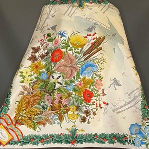 Vintage Gucci V Accornero Silk Scarf Agrifoglio Holly 34 In Good Condition