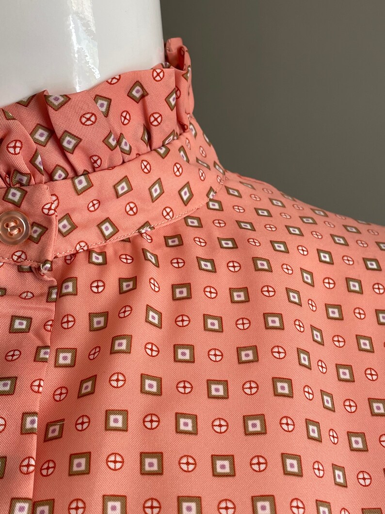 Vtg 70s Indie Print John Meyer Label Ruffle Victorian Neckline Ruffle Cuffs Top Blouse Rare 14 L Size Mint Hippy Buttons Up Salmon Peachy