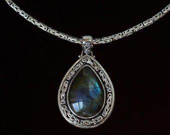 Grand collier tendance balinais en larme de labradorite fabriqué à la main en argent sterling : LOUISE