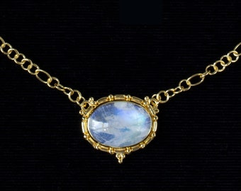 Collier ovale arc-en-ciel de pierre de lune en or vermeil 18 carats fabriqué à la main dans un style balinais : JANE