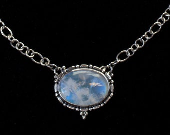 Collier ovale en pierre de lune arc-en-ciel fabriqué à la main en argent sterling dans un style balinais : JANE