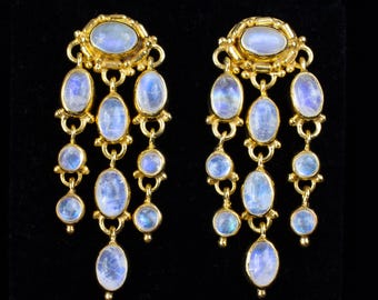 Brincos de destaque com pedra da lua arco-íris: brincos pendentes com gema em banho de ouro 18K — ARAMINTA