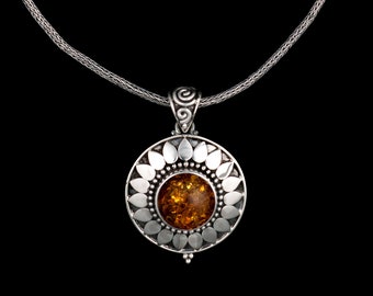 Collier en argent sterling avec ambre de la Baltique et soleil céleste fabriqué à la main dans un style balinais : ARINNA AMBER