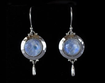 Boucles d'oreilles pendantes bohèmes en argent sterling avec pierres de lune arc-en-ciel fabriquées à la main dans une texture martelée avec des gouttes en argent : ADRIANA