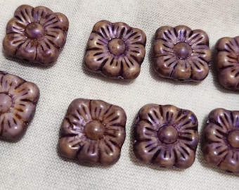 Ocho cuentas de vidrio checas cuadradas de 11 mm con diseño de flores.