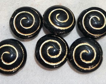 Seis cuentas de cristal checo de 13 mm con forma de moneda, en color negro con detalles dorados.