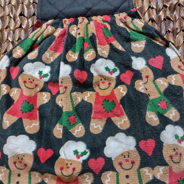 Decorative Hang Towel - Gingerbread Bakers (Red Heart Button)