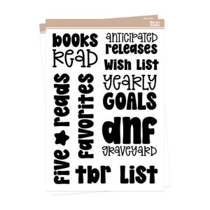 Puede incluir: Una hoja de pegatinas blanca con texto negro. Se muestran las palabras "books", "read", "five reads", "favorites", "anticipated releases", "wish list", "yearly goals", "DNF graveyard" y "TBR list".
