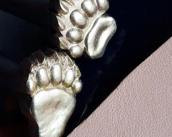 Op de afbeelding: Twee gouden metalen berenpootstempels. De stempels zijn ontworpen om te worden gebruikt voor lederbewerking.