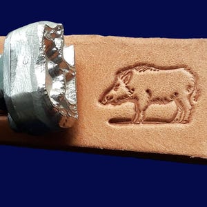 Estampe en alliage de cuir de sanglier en aluminium vers la GAUCHE avec sa propre poignée en acier