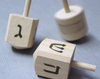 4 Stück Chanuka / Hannukkah von DREIDEL Holzspielzeug mit braun gebrannten Schriftzeichen