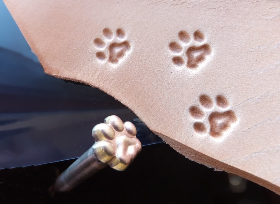 011-09 Cat track paw Leather stamp 12 x 11 mm brass work surface with…