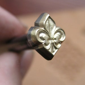 014-04 Fleur de lys Lys Stamp cuir sellerie outil poinçon laiton fait main
