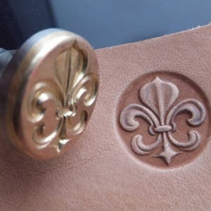 014-17 Fleur de Lis in circle Lilie Stamp Leather Saddlery Tool Punch Brass hand made