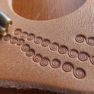 016-13 Mikrospiralen Lederstempel 6,5 x 3 mm 2/8'' auf 1/8'' Messingfläche
