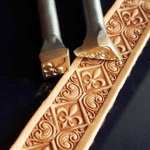 Juego de sellos de cuero Flor de Lis en Rombos y Romboides Ornamentales Talabartería Herramienta casera Punzón 3D Latón