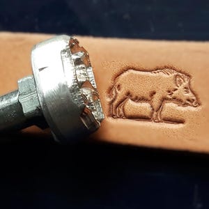 Tampon en alliage d'aluminium pour cuir, sanglier regardant vers la droite avec sa propre poignée en acier