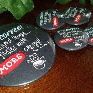 Bevi caffè! Fai cose stupide più velocemente con più energia! - 1-1/2" o 3" Pulsante Pinback