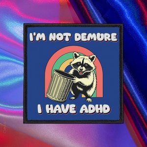 Puede incluir: Un letrero de madera rústico con el texto "Welcome to our home" en un estilo manuscrito. El letrero presenta un acabado envejecido y un diseño simple y acogedor, perfecto para un porche o entrada.