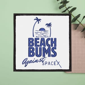 Könnte beinhalten: Quadratischer weißer Aufnäher mit schwarzem Rand. Der Aufnäher zeigt blauen Text mit der Aufschrift "BEACH BUMS Against SPACEX" mit einer Palmen- und Sonnengrafik darüber. Der Text "Boca Chica Beach" ist ebenfalls enthalten.
