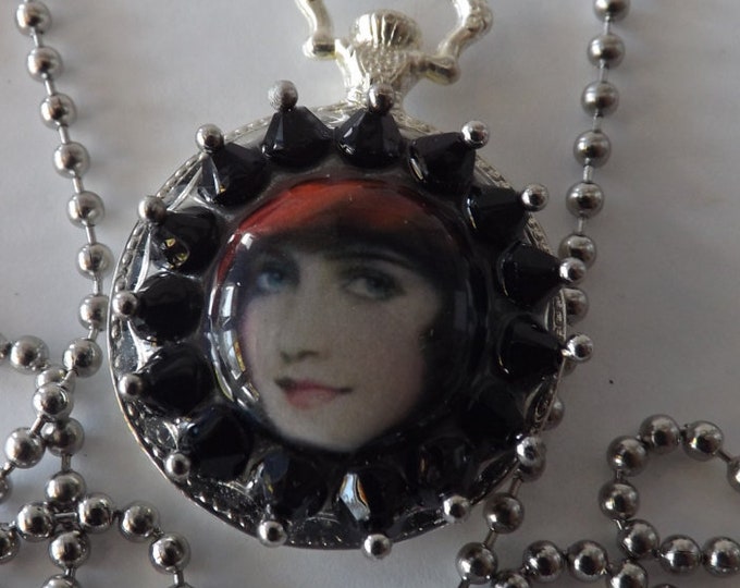 Necklace Woman’s face Diva Black Crystal