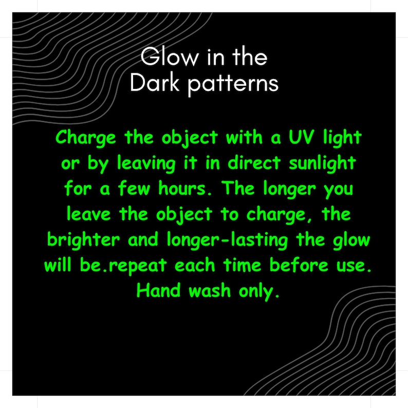 Puede incluir: Fondo negro con texto blanco y verde que dice "Glow in the Dark patterns". Se proporcionan instrucciones sobre c&oacute;mo cargar el objeto con luz ultravioleta o luz solar durante unas horas. El texto tambi&eacute;n dice que solo se lave a mano.