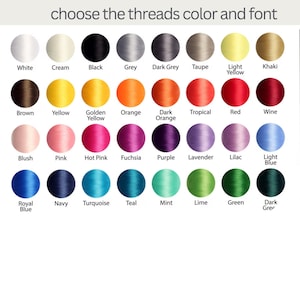 Puede incluir: Imagen que muestra una tabla de colores con colores de hilo y opciones de selecci&oacute;n de fuente. La tabla incluye una variedad de colores, como blanco, negro, gris, amarillo, naranja, rosa, morado y azul. El texto en la parte superior dice "choose the threads color and font."
