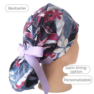 Bonnet gommage queue de cheval avec option doublure en satin : floral violet tropical sur noir