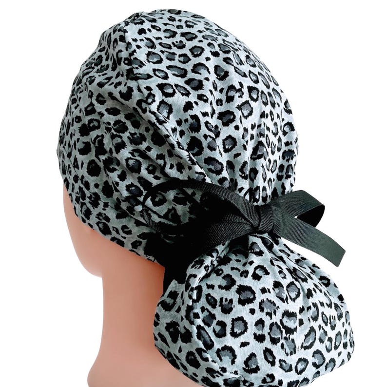 Gorro quirúrgico con cola de caballo y estampado animal - Gorro médico gris con opción de satén imagen 2