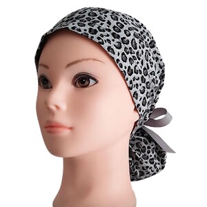 Gorro quirúrgico con cola de caballo y estampado animal - Gorro médico gris con opción de satén imagen 4