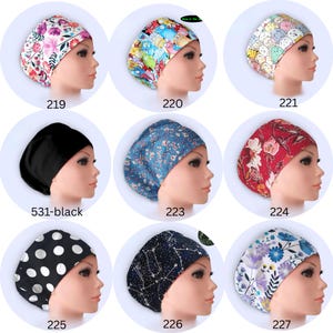 Puede incluir: Una colecci&oacute;n de nueve gorros quir&uacute;rgicos en varios patrones y colores. Los dise&ntilde;os incluyen estampados florales, personajes de dibujos animados, lunares y patrones celestiales. Cada gorro se muestra en una cabeza de maniqu&iacute;, con n&uacute;meros que identifican cada dise&ntilde;o.