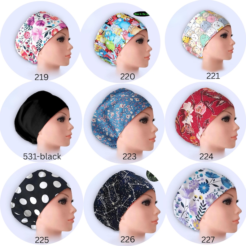 Puede incluir: Una colecci&oacute;n de nueve gorros quir&uacute;rgicos en varios patrones y colores. Los dise&ntilde;os incluyen estampados florales, personajes de dibujos animados, lunares y patrones celestiales. Cada gorro se muestra en una cabeza de maniqu&iacute;, con n&uacute;meros que identifican cada dise&ntilde;o.