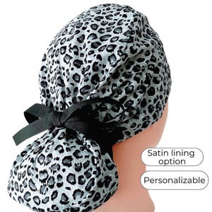Gorro quirúrgico con cola de caballo y estampado animal - Gorro médico gris con opción de satén imagen 1