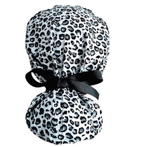 Gorro quirúrgico con cola de caballo y estampado animal - Gorro médico gris con opción de satén imagen 3