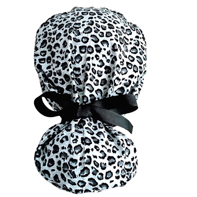 Gorro quirúrgico con cola de caballo y estampado animal - Gorro médico gris con opción de satén imagen 3