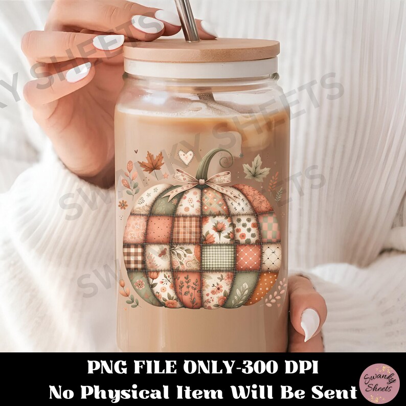 K&ouml;nnte beinhalten: Ein klares Glas mit einem Holzdeckel und einem Metallstrohhalm. Der Becher hat ein farbenfrohes Patchwork-K&uuml;rbis-Design mit Herbstbl&auml;ttern und einer Schleife. Der Text "PNG FILE ONLY-300 DPI No Physical Item Will Be Sent" befindet sich unten.
