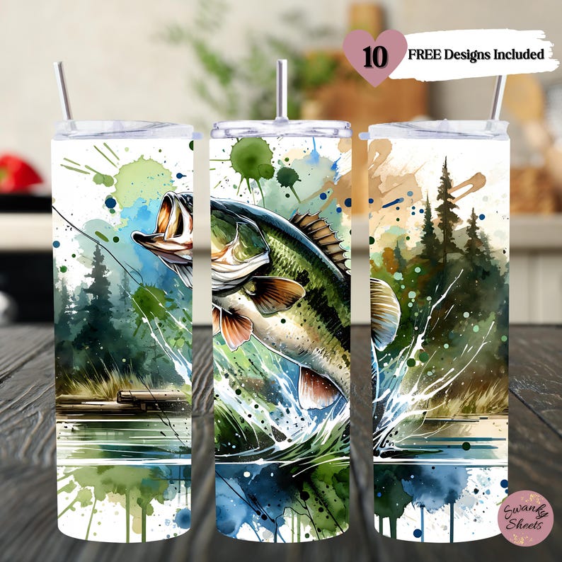 Puede incluir: Un dise&ntilde;o de acuarela de una lubina saltando fuera del agua con salpicaduras y un fondo de bosque. El dise&ntilde;o est&aacute; en un vaso blanco con una tapa transparente y una pajita. El vaso es de 20 onzas.
