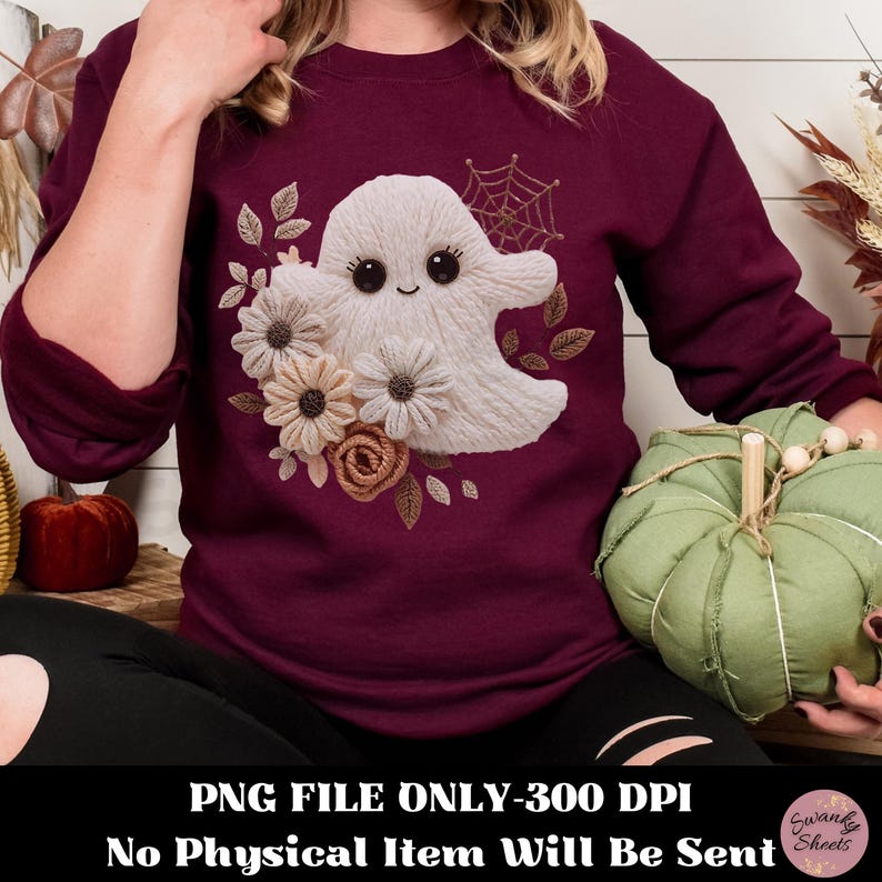 K&ouml;nnte beinhalten: Ein weinrotes Sweatshirt mit einem wei&szlig;en Geisterdesign mit l&auml;chelndem Gesicht, floralen Akzenten und einem Spinnennetz. Das Design besteht aus strukturiertem Material. Der Text unten lautet "PNG FILE ONLY - 300 DPI No Physical Item Will Be Sent."