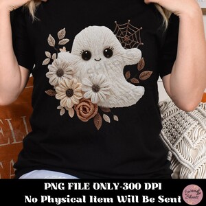 K&ouml;nnte beinhalten: Schwarzes T-Shirt mit einem wei&szlig;en Geisterdesign mit l&auml;chelndem Gesicht, umgeben von beigen Blumen, Bl&auml;ttern und einem Spinnennetz. Der Text "PNG FILE ONLY-300 DPI No Physical Item Will Be Sent" befindet sich unten.