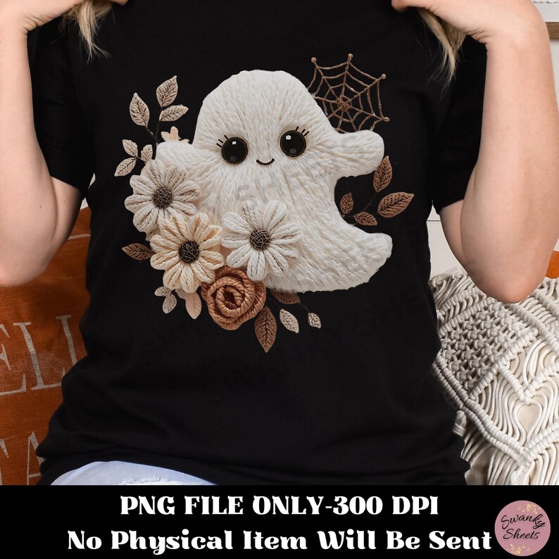 K&ouml;nnte beinhalten: Schwarzes T-Shirt mit einem wei&szlig;en Geisterdesign mit l&auml;chelndem Gesicht, umgeben von beigen Blumen, Bl&auml;ttern und einem Spinnennetz. Der Text "PNG FILE ONLY-300 DPI No Physical Item Will Be Sent" befindet sich unten.