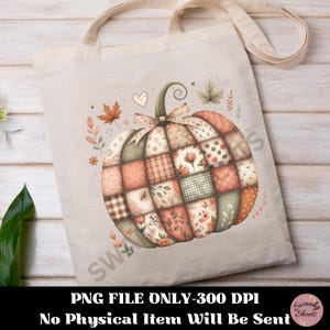 K&ouml;nnte beinhalten: Beige Tragetasche mit einem K&uuml;rbisdesign. Der K&uuml;rbis besteht aus Patchwork-Quadraten in Orange, Braun und Gr&uuml;n, mit Blumen- und Bl&auml;ttermustern. Die Tasche hat einen cremefarbenen Griff und den Text "PNG FILE ONLY-300 DPI No Physical Item Will Be Sent".