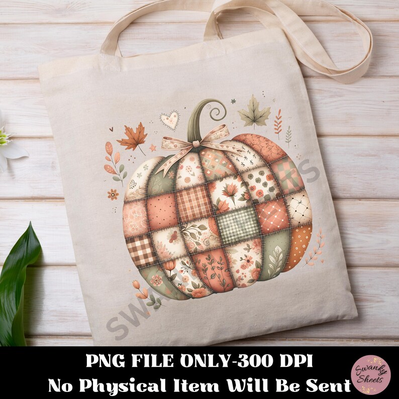 K&ouml;nnte beinhalten: Beige Tragetasche mit einem K&uuml;rbisdesign. Der K&uuml;rbis besteht aus Patchwork-Quadraten in Orange, Braun und Gr&uuml;n, mit Blumen- und Bl&auml;ttermustern. Die Tasche hat einen cremefarbenen Griff und den Text "PNG FILE ONLY-300 DPI No Physical Item Will Be Sent".