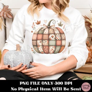 K&ouml;nnte beinhalten: Wei&szlig;es Sweatshirt mit einem Patchwork-K&uuml;rbis-Design in Orange, Pfirsich und Gr&uuml;n. Der K&uuml;rbis hat eine Schleife und ist von Herbstlaub umgeben. Der Text "PNG FILE ONLY-300 DPI No Physical Item Will Be Sent" befindet sich unten.