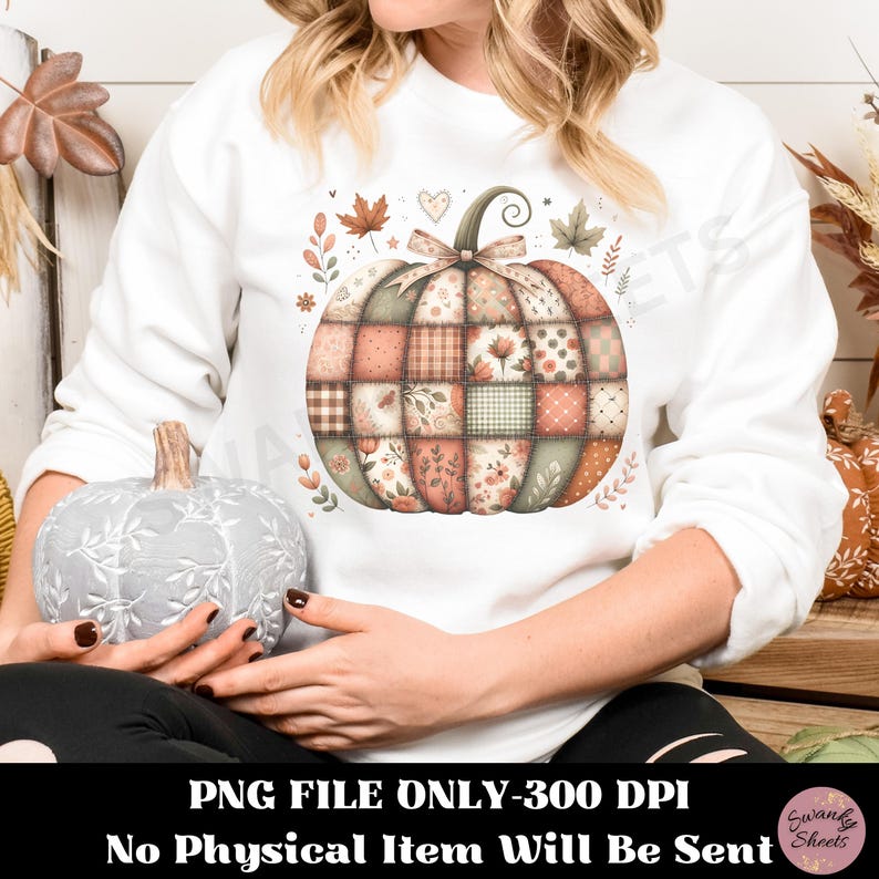 K&ouml;nnte beinhalten: Wei&szlig;es Sweatshirt mit einem Patchwork-K&uuml;rbis-Design in Orange, Pfirsich und Gr&uuml;n. Der K&uuml;rbis hat eine Schleife und ist von Herbstlaub umgeben. Der Text "PNG FILE ONLY-300 DPI No Physical Item Will Be Sent" befindet sich unten.