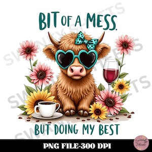 Może przedstawiać: Krowa szkocka z kreskówki w okularach w kształcie serca i niebieskiej kokardce siedzi na polu słoneczników i różowych kwiatów. Pod krową widnieje napis "Bit of a mess. But doing my best."