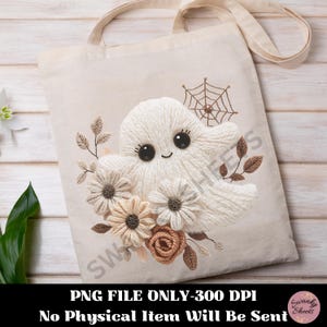 K&ouml;nnte beinhalten: Beige Tragetasche mit einem wei&szlig;en Geisterdesign mit l&auml;chelndem Gesicht, umgeben von gestickten Blumen und Bl&auml;ttern. Ein braunes Spinnennetz befindet sich &uuml;ber dem Geist. Der Text "PNG FILE ONLY-300 DPI No Physical Item Will Be Sent" steht unten.
