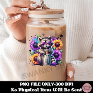 Pu&ograve; includere: Un bicchiere di vetro trasparente con un liquido marrone al suo interno. Il bicchiere ha un procione con occhiali da sole e una bevanda in mano, circondato da fiori viola e gialli. Il testo "PNG FILE ONLY-300 DPI" e "No Physical Item Will Be Sent" &egrave; nella parte inferiore dell'immagine.