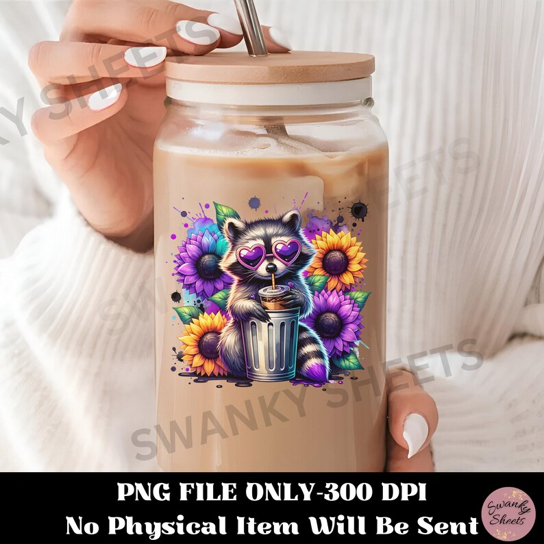 Pu&ograve; includere: Un bicchiere di vetro trasparente con un liquido marrone al suo interno. Il bicchiere ha un procione con occhiali da sole e una bevanda in mano, circondato da fiori viola e gialli. Il testo "PNG FILE ONLY-300 DPI" e "No Physical Item Will Be Sent" &egrave; nella parte inferiore dell'immagine.