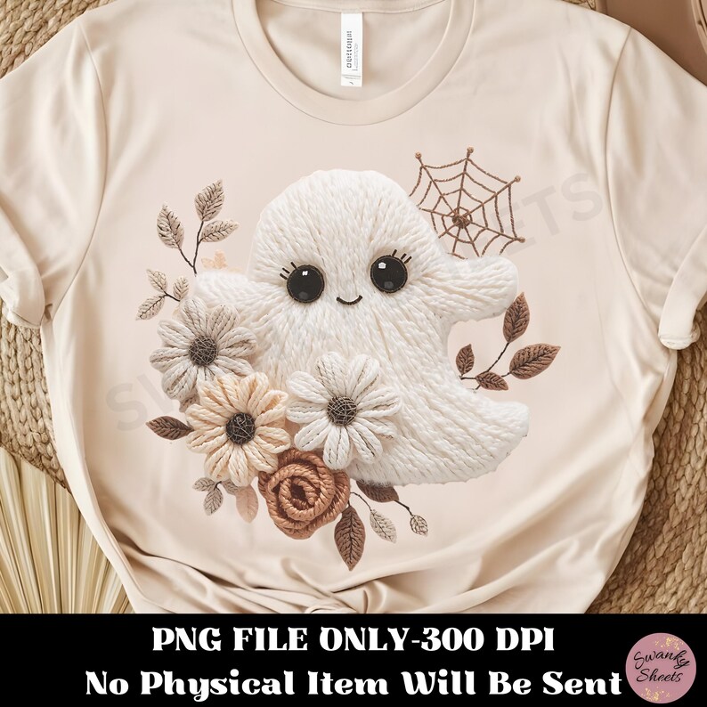 K&ouml;nnte beinhalten: Cremefarbenes T-Shirt mit einem niedlichen, wei&szlig;en Geisterdesign mit gro&szlig;en schwarzen Augen, umgeben von beigen und braunen Blumen und Bl&auml;ttern. Oben rechts befindet sich ein Spinnennetz. Der Text "PNG FILE ONLY-300 DPI No Physical Item Will Be Sent" steht unten.