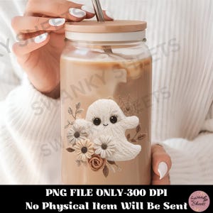 K&ouml;nnte beinhalten: Ein Glasbecher mit einem hellbraunen Getr&auml;nk, einem Holzdeckel und einem Metallstrohhalm. Der Becher ist mit einem wei&szlig;en Geist und einem Blumendesign verziert. Der Text "PNG FILE ONLY-300 DPI No Physical Item Will Be Sent" befindet sich unten.